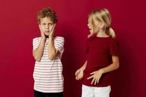 imagen de positivo chico y niña divertido infancia entretenimiento en de colores antecedentes foto