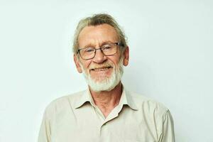 retrato de contento mayor hombre con un gris barba en un camisa y lentes aislado antecedentes foto