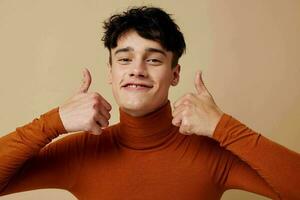 retrato de un joven hombre de moda ropa posando estudio moderno estilo estilo de vida inalterado foto