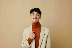 Photo young boyfriend posing with a phone in his hands in a jacket elegant style model studio