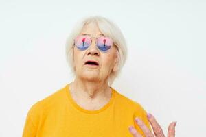 sonriente mayor mujer en de moda lentes mano gestos de cerca emociones foto