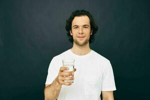 atractivo hombre transparente vaso de agua salud aislado antecedentes foto