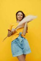 retrato de un joven mujer posando rosado plumas en manos encanto Moda Si aislado antecedentes foto