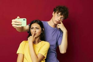 joven hombre y niña moderno estilo emociones divertido teléfono rojo antecedentes foto