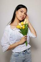 mujer con asiático apariencia romance ramo de flores de flores cerca el cara ligero antecedentes inalterado foto
