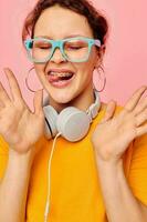 bonito niña amarillo camiseta auriculares entretenimiento música divertido aislado antecedentes inalterado foto