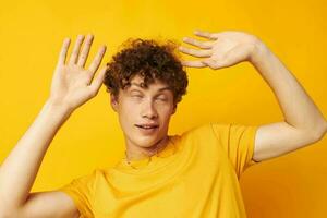 retrato de un joven Rizado hombre juventud estilo lentes estudio casual vestir amarillo antecedentes inalterado foto