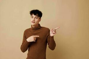 un joven hombre de moda ropa posando estudio moderno estilo ligero antecedentes inalterado foto