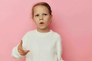 pequeño niña blanco suéter posando divertido aislado antecedentes foto