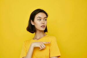 joven hermosa mujer en amarillo camiseta posando Moda estilo de vida inalterado foto