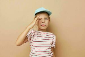 pequeño niña en azul tapas a rayas camiseta emociones estilo de vida inalterado foto