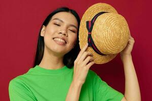 mujer con asiático apariencia sonrisa verde camiseta sombrero posando Moda aislado antecedentes inalterado foto