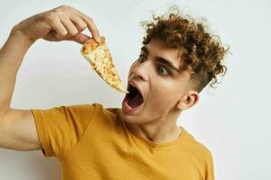 atractivo hombre comiendo Pizza posando de cerca aislado antecedentes foto