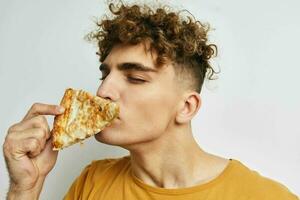 hermoso joven hombre Pizza bocadillo rápido comida estilo de vida inalterado foto