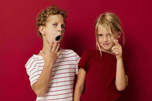 linda preescolar niños emociones estar lado por lado en todos los días ropa rojo antecedentes foto