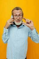 antiguo hombre hablando en el teléfono posando de cerca inalterado foto