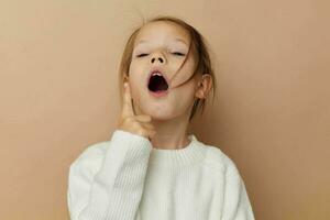 retrato de contento sonriente niño niña en blanco suéter posando mano gestos aislado antecedentes foto