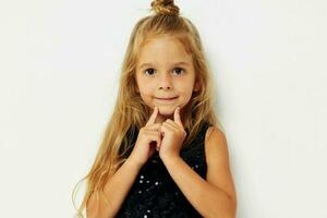 pequeño niña en negro brillante vestir posando infancia foto