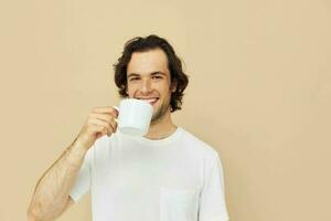 hermoso hombre con un blanco jarra en su manos emociones posando beige antecedentes foto