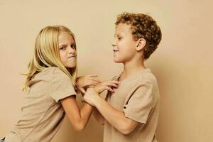 linda elegante niños gesticular con su manos juntos estilo de vida inalterado foto