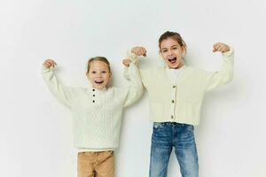 dos amigos son en pie lado por lado divertido infancia ligero antecedentes foto