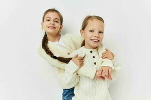 dos amigos son en pie lado por lado divertido infancia ligero antecedentes foto