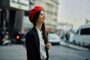 mujer sonrisa con dientes turista camina en el ciudad aprendizaje el historia y cultura de el lugar, elegante de moda ropa y constituir, primavera caminar, viajar, metrópoli. foto