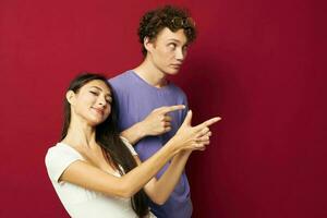 joven hombre y niña verano estilo posando Moda emociones rojo antecedentes foto