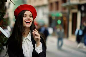 mujer sonrisa con dientes turista camina en el ciudad, elegante de moda ropa y constituir, primavera caminar, viajar. foto