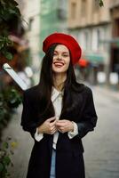 mujer sonrisa Moda modelo camina en el calle en el ciudad centrar entre el multitud en un chaqueta y rojo boina y vaqueros, cinematográfico francés Moda estilo ropa, viaje a Estanbul foto