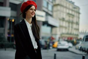 un sonrisa mujer con negocio dientes camina en el ciudad en contra el fondo de oficina edificios, elegante de moda ropa y constituir, primavera caminar, viajar. foto