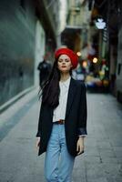 Moda mujer retrato caminando turista en elegante ropa con rojo labios caminando abajo estrecho ciudad calle, viajar, cinematográfico color, retro Clásico estilo, dramático. foto