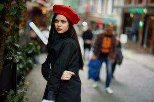 mujer caminando abajo un antiguo ciudad calle en un multitud, sociofobia, temor de multitudes, temor de gente, pánico ataque. foto