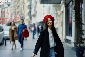 mujer felicidad ver desde el atrás, seguir yo camina camina en el ciudad en contra el fondo de oficina edificios, elegante de moda Clásico ropa y constituir, primavera caminar, viajar. foto