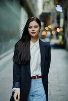 Moda mujer sonrisa con dientes retrato mirando a cámara turista en elegante ropa en chaqueta con rojo labios caminando abajo estrecho ciudad calle volador cabello, viajar, cinematográfico color, retro Clásico estilo. foto