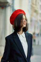 Moda mujer sonrisa primavera caminando en el ciudad en elegante ropa con rojo labios y rojo boina, viajar, cinematográfico color, retro Clásico estilo, urbano Moda estilo de vida. foto