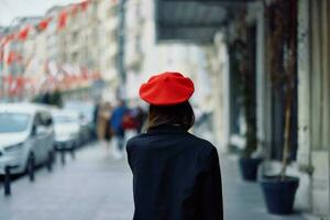 mujer felicidad ver desde el atrás, seguir yo camina camina en el ciudad en contra el fondo de oficina edificios, elegante de moda Clásico ropa y constituir, primavera caminar, viajar. foto