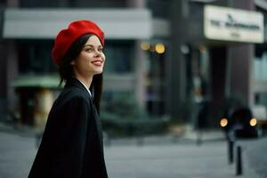 mujer sonrisa con dientes turista camina en el ciudad aprendizaje el historia y cultura de el lugar, elegante de moda ropa y constituir, primavera caminar, viajar, metrópoli. foto