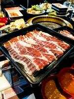 rebanada de carne cruda para barbacoa o yakiniku de estilo japonés foto