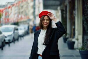 Happiness woman walks walks in the city against the backdrop of office buildings, stylish fashionable vintage clothes and make-up, spring walk, travel. photo