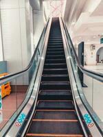 vacío escalera mecánica escalera en el público edificio. foto