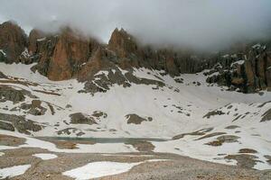 Nevado alto picos montañas con lago en hielo paisaje foto