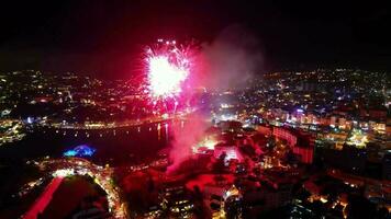 scintillante spettacolo travolgente fuochi d'artificio al di sopra di da lat video