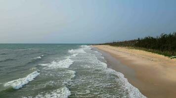 sereen kust- schoonheid binh donderdag strand antennes video