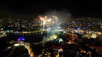 scintillante spettacolo travolgente fuochi d'artificio al di sopra di da lat video