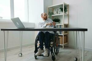 un hombre en un silla de ruedas un empresario en el oficina obras, grave fatiga y emocional agotamiento, enojo, integración dentro sociedad, el concepto de trabajo un persona con discapacidades foto