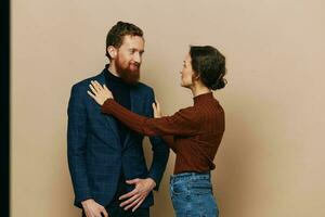 hombre y mujer Pareja en un relación sonrisa y Interacción en un beige antecedentes en un real relación Entre personas foto