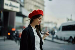 mujer sonrisa con dientes turista camina en el ciudad aprendizaje el historia y cultura de el lugar, elegante de moda ropa y constituir, primavera caminar, viajar, metrópoli. foto