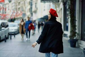 Woman happiness view from the back, follow me walks walks in the city against the backdrop of office buildings, stylish fashionable vintage clothes and makeup, spring walk, travel. photo