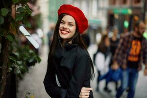 mujer sonrisa con dientes caminando alrededor ciudad, elegante de moda ropa y constituir, primavera caminar. foto